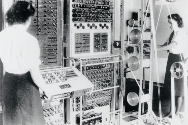 A Colossus Mark 2 computer being operated by Dorothy Du Boisson (left) and Elsie Booker in 1943.